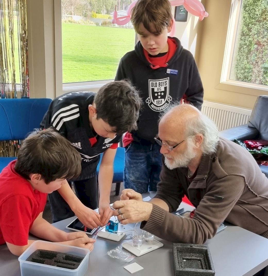 Dr Dave Warren from the University of Otago, assembling hydrogen kits with Waihopai School students.