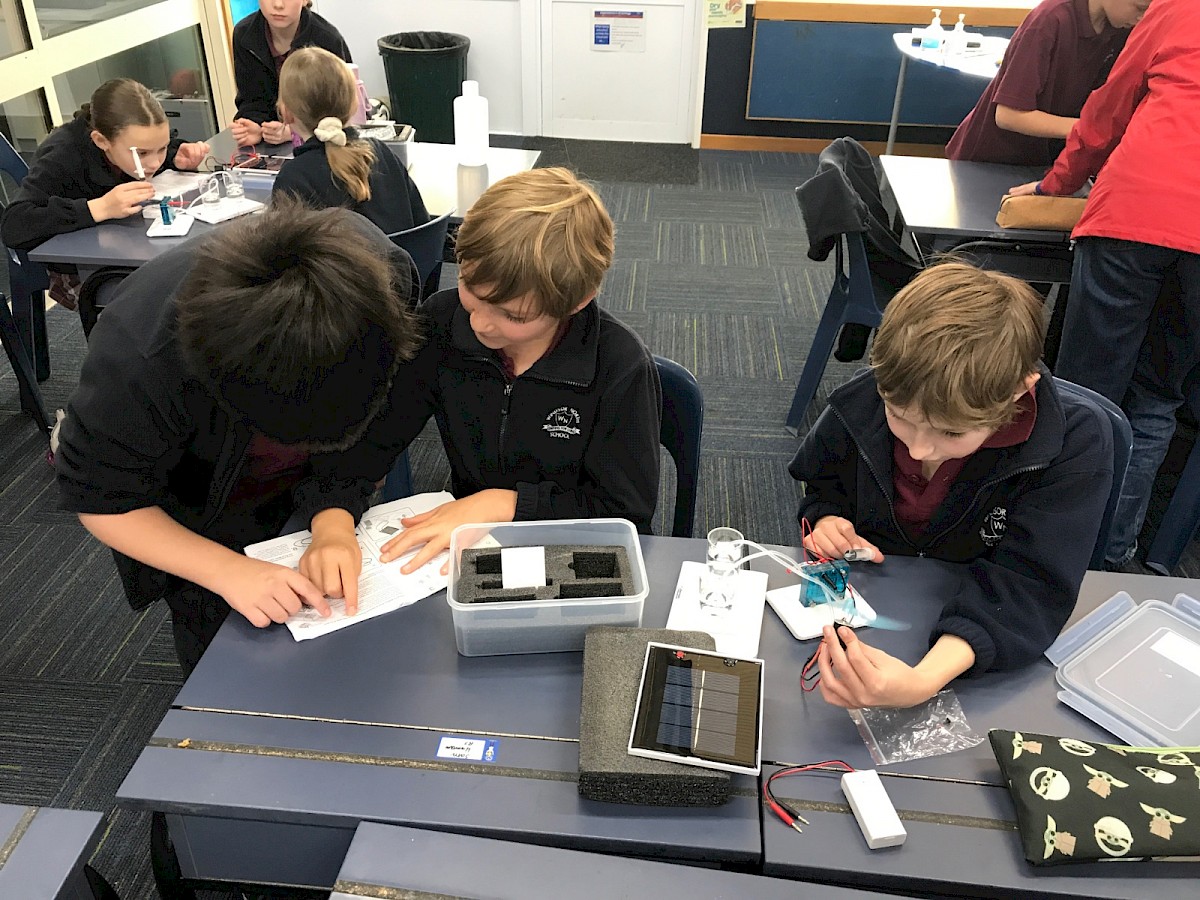 Students from Windsor North Primary School, Invercargill are busy putting together their hydrogen kits.