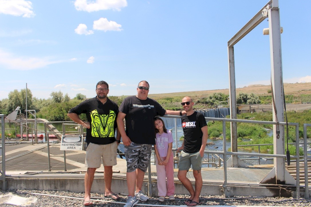 Riki Parata and Matt Wylie (Ngāi Tahu) with Aaron Jackson and daughter (Umatilla Nation) at the Umatilla River Damn and lamprey passage. Photo by Hokonui Rūnanga.