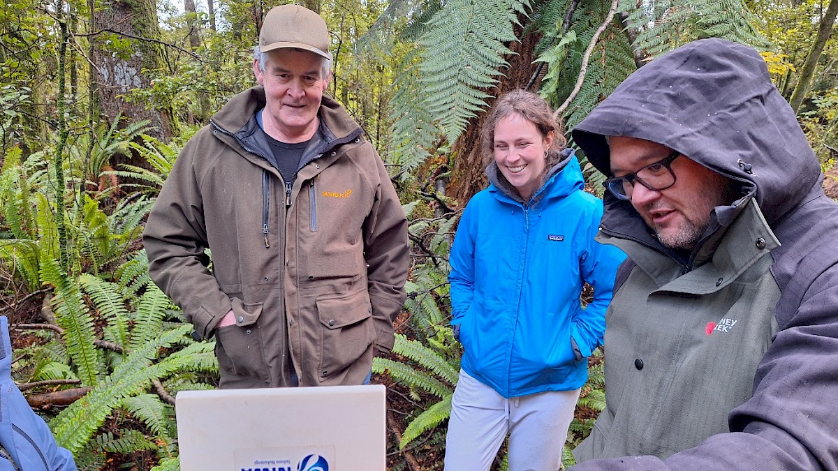 Riki Nicholas (Hokonui), Aisling Rayne (Cawthron), and Riki Parata (Hokonui) observing juvenile kanakana. Photo by Kerri-Anne Edge.