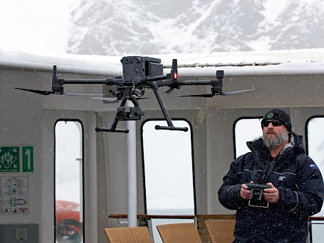 Colin Aitchison flying his drone in the Antarctic on board of the Heritage Adventurer. Photo: R. Eisert